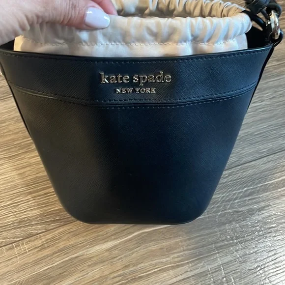 Kate Spade small bucket bag with extra adjustable strap. - Picture 3 of 5